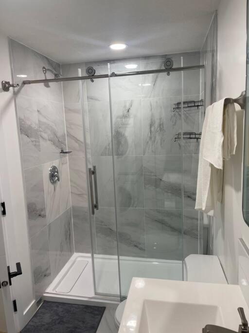Stylish 2 Bedroom Suite In Sw Edmonton Close To Windermere And Edmonton International Airport Luaran gambar