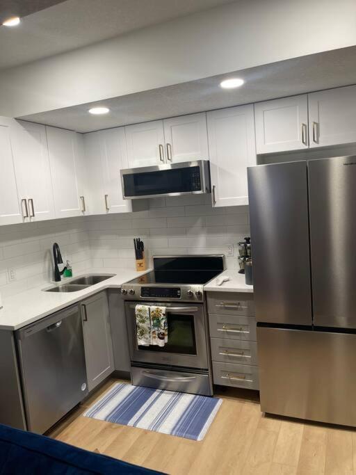 Stylish 2 Bedroom Suite In Sw Edmonton Close To Windermere And Edmonton International Airport Luaran gambar